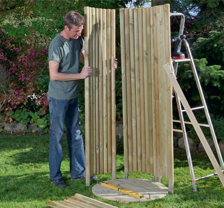 Den tredje vægsektion til udendørs bruseren sættes sammen med de andre