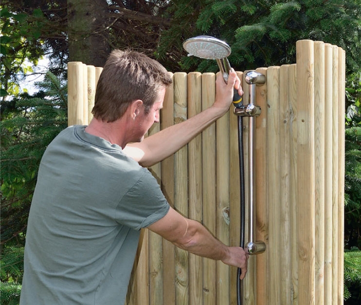 Bruserhoved og bruserstang monteres på udendørs bruser