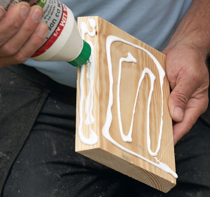 Sivele molempiin paloihin puuliimaa