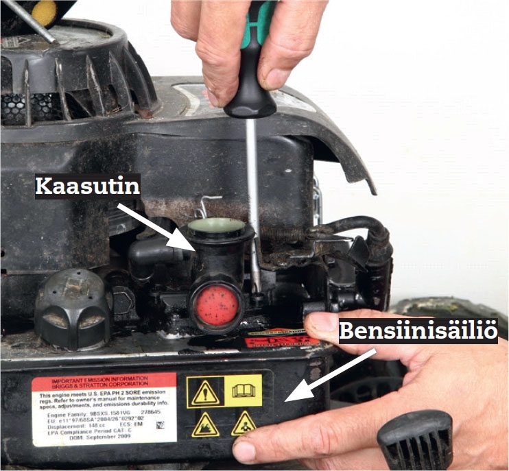 Irrota kaasutin ja bensiinisäiliö toisistaan