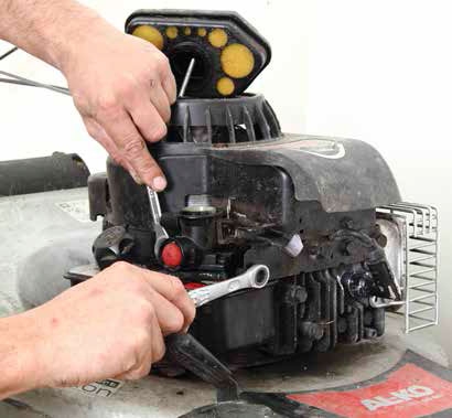 Bensintanken løsnes fra motoren