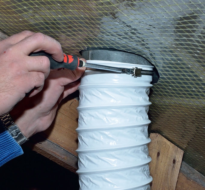 Kondens ventilation: Fäst slangen med slangklämma