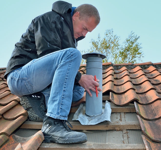 Kondens ventilation: Här börjar vi med att lyfta bort ett par takpannor