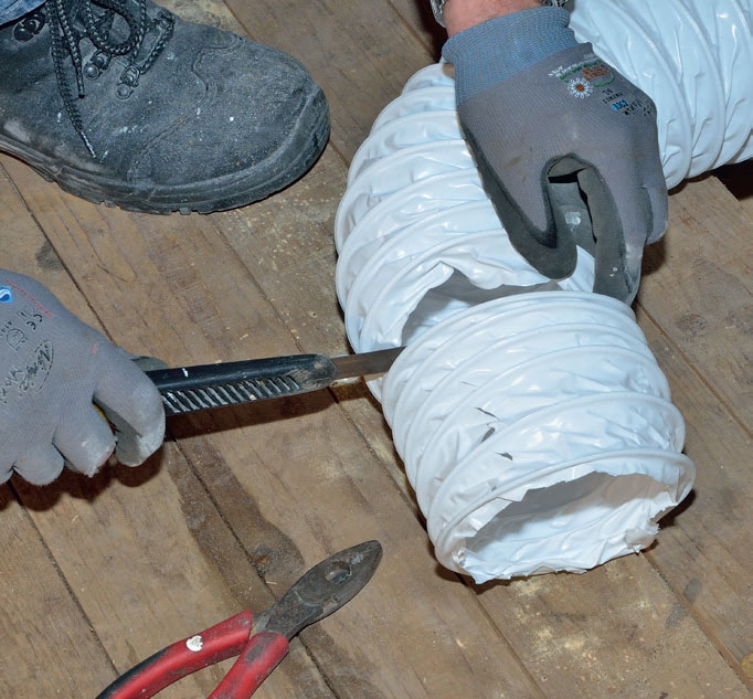 Ilmastointilaitteen poistoputki: Leikkaa flex-putki oikeaan pituuteen