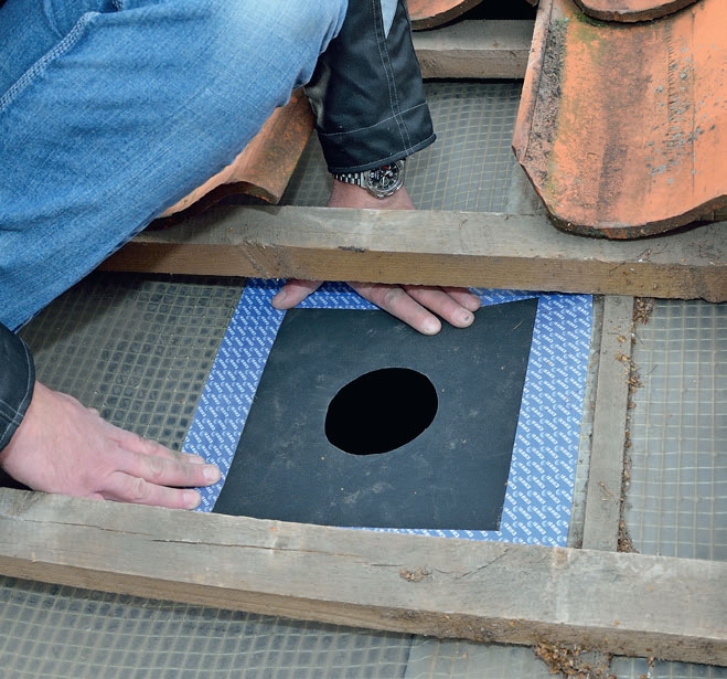 Ilmastointilaitteen poistoputki: Aseta kaulus aluskatteelle ja paina se kunnolla kiinni niin