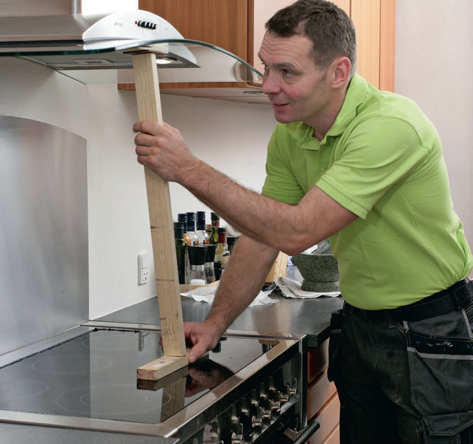 Overskytende fugemasse skrapes vekk