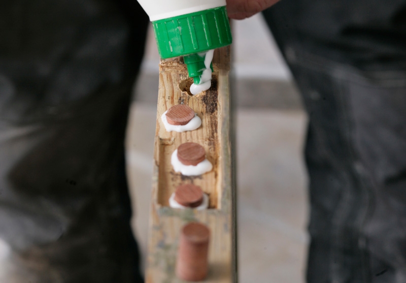 Laga skruvhål i trä