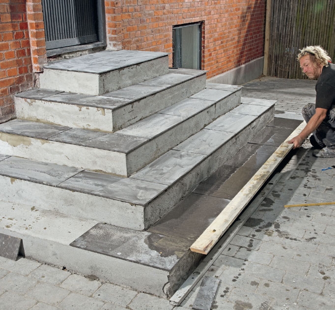 Fliser inngangsparti ute: Bruk en lang rett planke til de siste lange trinnene