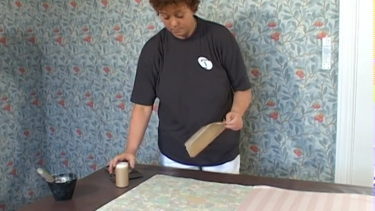 Lapp hullet i tapeten