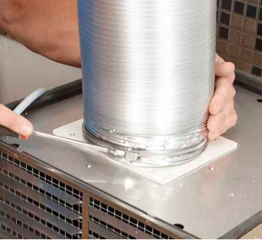 Hiljainen liesituuletin: Liitä putki moottoriin