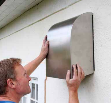 Hiljainen liesituuletin: Asenna suojus moottoreineen levyn päälle