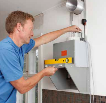 Hiljainen liesituuletin: Ripusta tuulettimen kotelo kehyk-seen