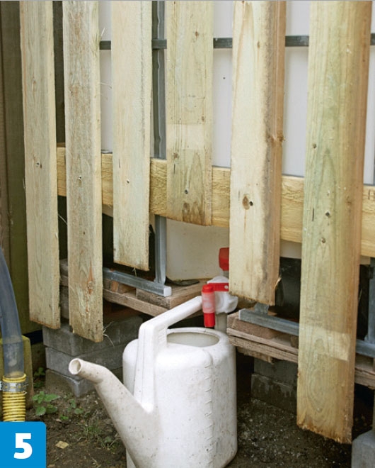 Smart skjul till regnvattenbehållare