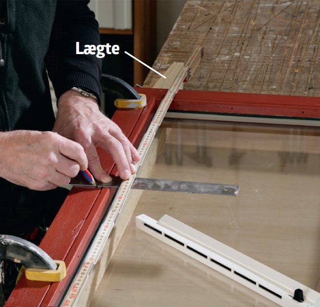 Spalteventil: Mærk op til vinduesventilen på midten af vinduesrammen.