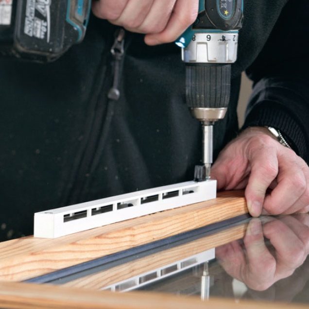 Friskluftventil vindue: Den indvendige del af vinduesventilen fastgøres