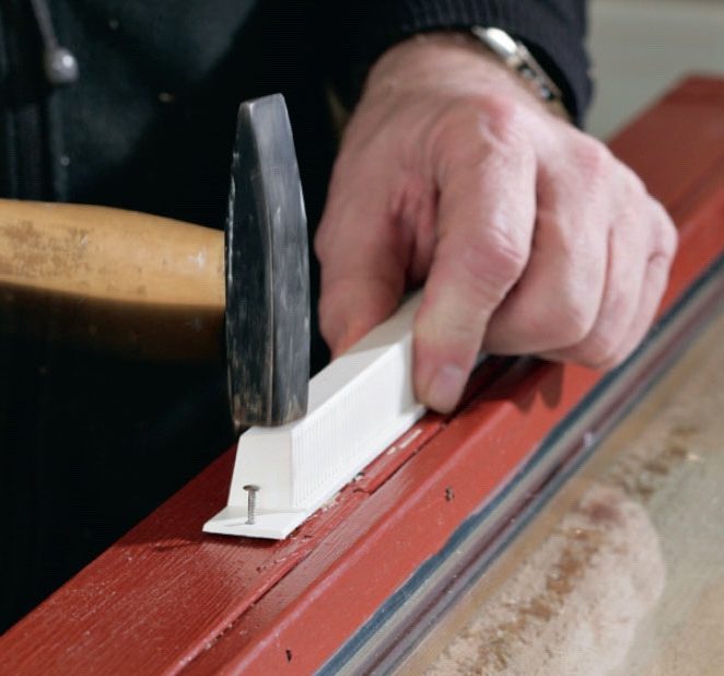 Fönsterventil: Fäst den utvändiga spaltventilen.