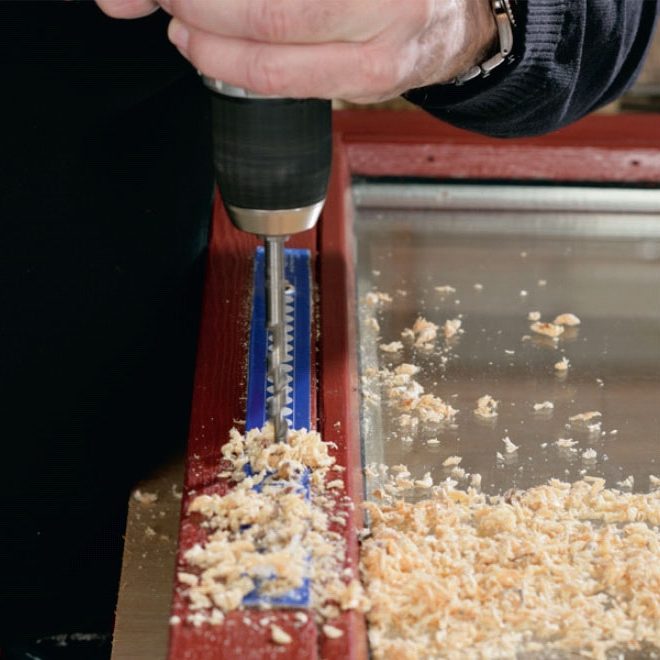 Rakoventtiili: Poraa puitteeseen reikä 10 millin terällä.