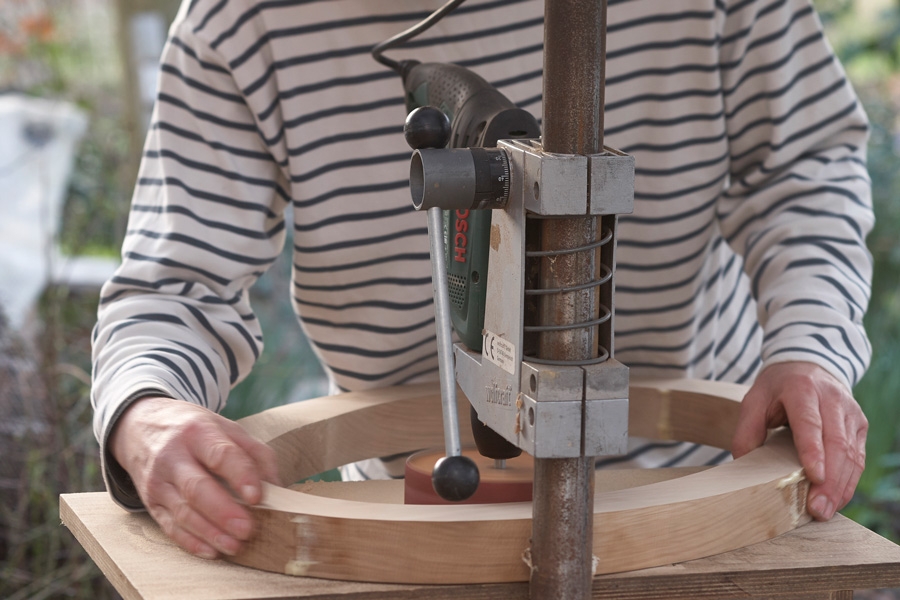 Den sista finishen klaras enklast av med en sliprondell i borrmaskinen. När maskinen spänns fast i borrstativet, kan du flytta materialet fritt.