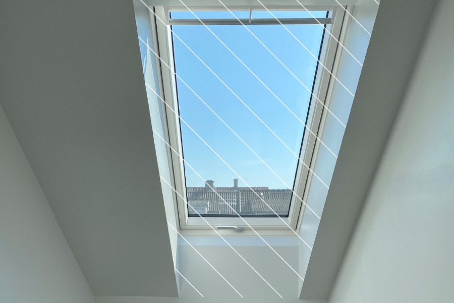 Et vindue i skråvæggen øger ståhøjden i rummet så meget, at du med placering af toilettet under vinduet vil kunne indrette et toilet eller badeværelse i et rum med skråvægge.