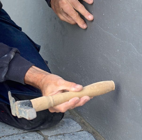 Sprickor i väggen: Ser du en spricka i utvändig puts ska du knacka på den