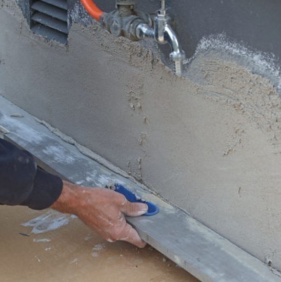 Sprickor i väggen: Fyll skadorna i putsen med bruk