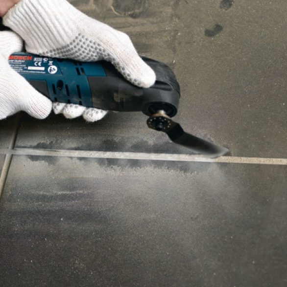 Spruckna plattor: Fogen runt plattan skärs upp