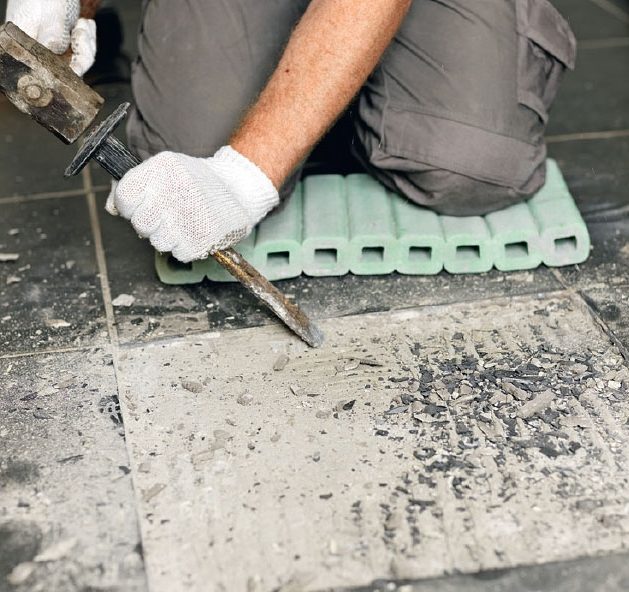 Spruckna plattor: Plattan huggs försiktigt bort