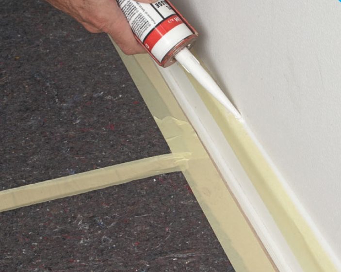 Sprickor mallan vägg och sockellist