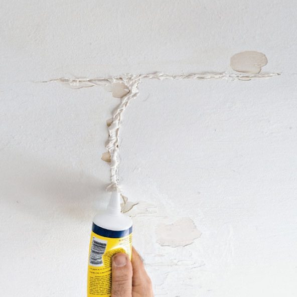 Sprickor i putsade ytor inomhus: Dammsug sprickan och fyll den