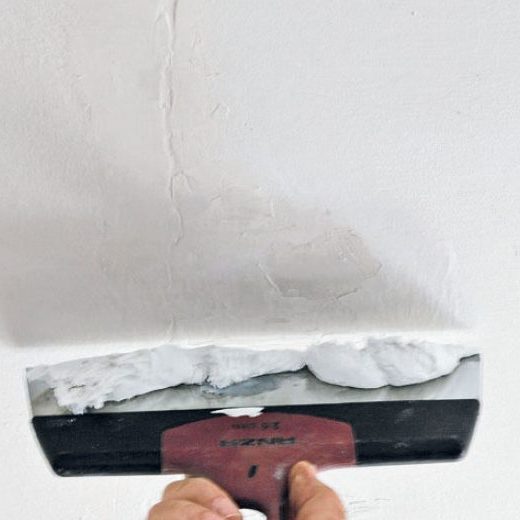 Sprickor i putsade ytor inomhus: Dra bort överflödig massa