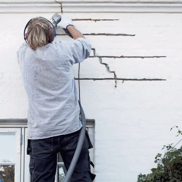 Sprickor i tegelväggar: Ta bort putsbruket runt de spruckna fogarna
