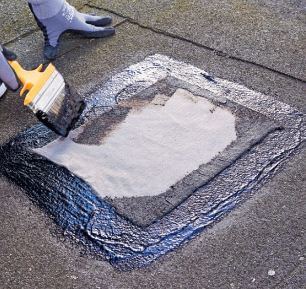 Sprickor och hål i takpapp: Duken penslas fast och täcks