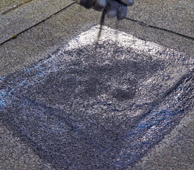 Sprickor och hål i takpapp: Strö sand eller skiffergranulat