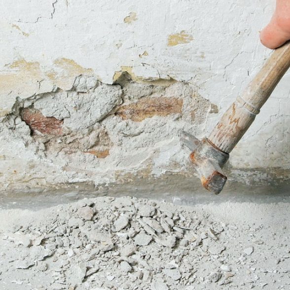 Sprickor i lös puts inomhus: Ta bort all lös puts runt sprickan