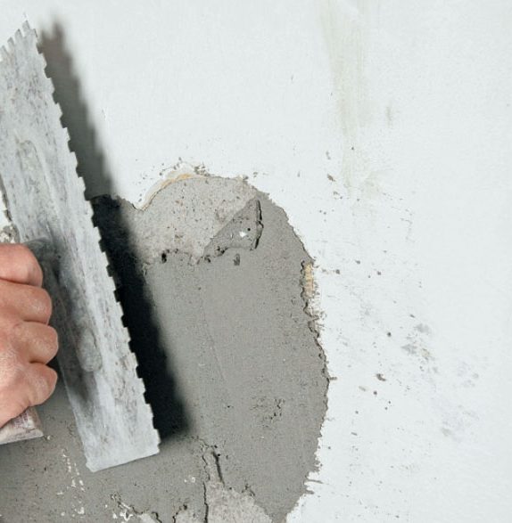 Sprickor i lös puts inomhus: Fukta underlaget och bygg upp en ny puts