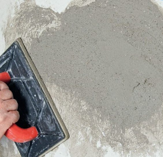 Sprickor i lös puts inomhus: Släta till putsen