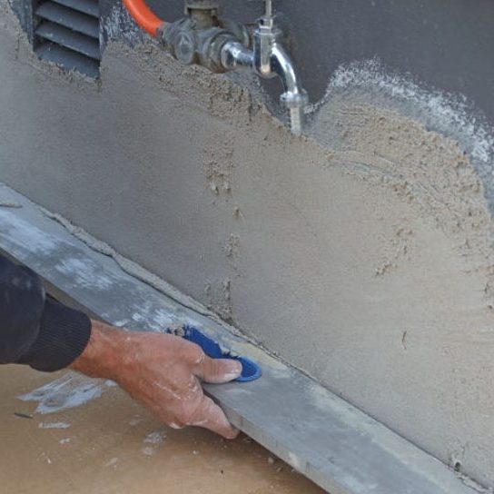 Sprekker i løs puss: Hullet i pussen lukkes med mørtel