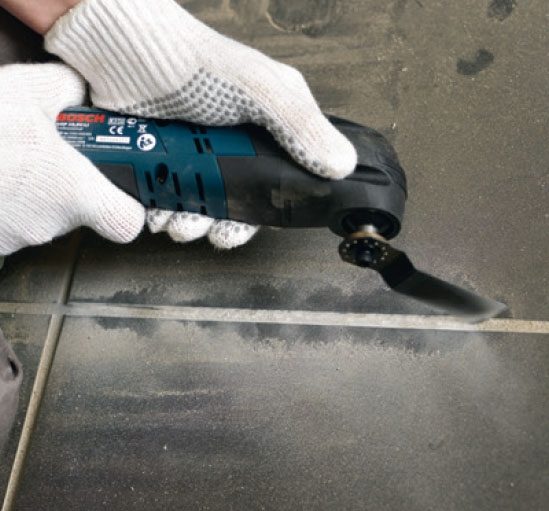 Sprekker i fliser: Fugen rundt flisen skjæres