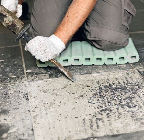 Sprekker i fliser: Flisen hugges forsiktig opp