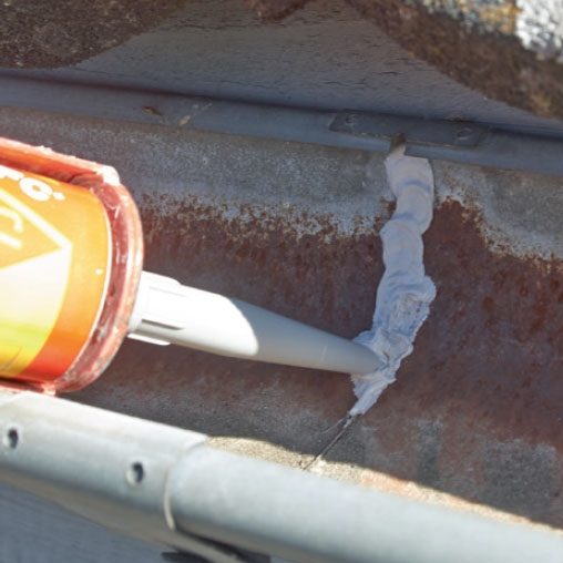 Utette takrenner: Mindre sprekker tettes