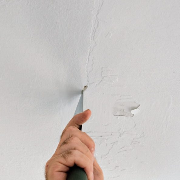 Sprekker i fast innvendig puss: De små sprekkene krafses opp