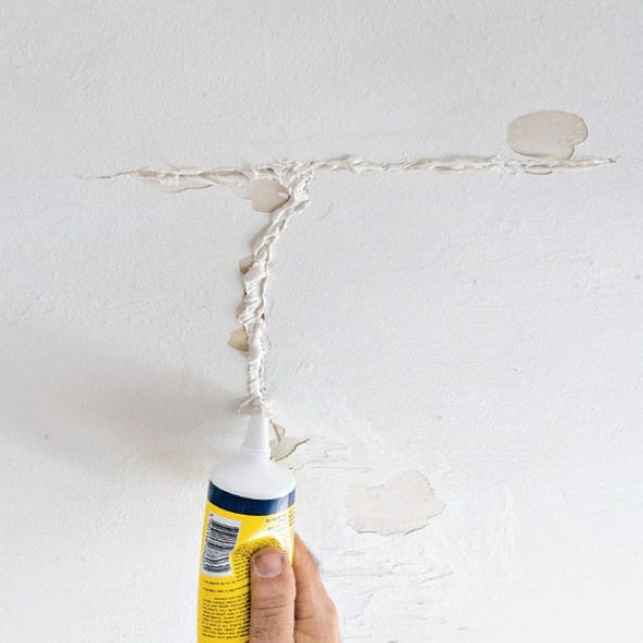 Sprekker i fast innvendig puss: Den støvfrie sprekken fylles helt