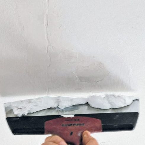 Sprekker i fast innvendig puss: Trekk av overskytende masse