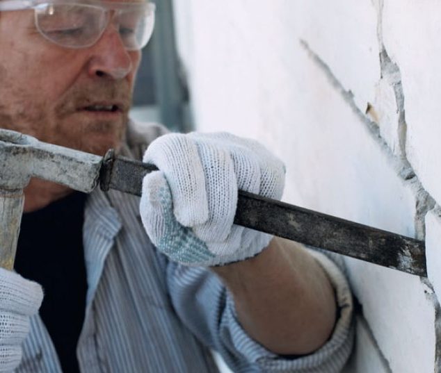 Sprekker i mursteinsvegger: Fjern omhyggelig mørtelen