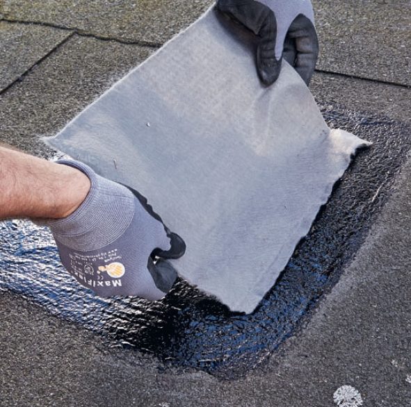 Sprekker og hull i takbelegg: Reparasjonsduken legges ned i et lag takmasse