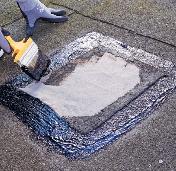 Sprekker og hull i takbelegg: Duken pensles fast og dekkes