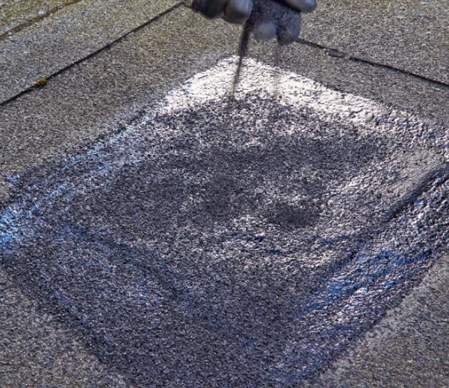 Sprekker og hull i takbelegg: Området dekkes av skiffergranulat