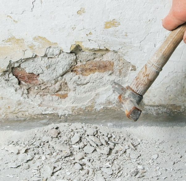 Sprekker i løs puss: Fjern all løs puss rundt sprekken