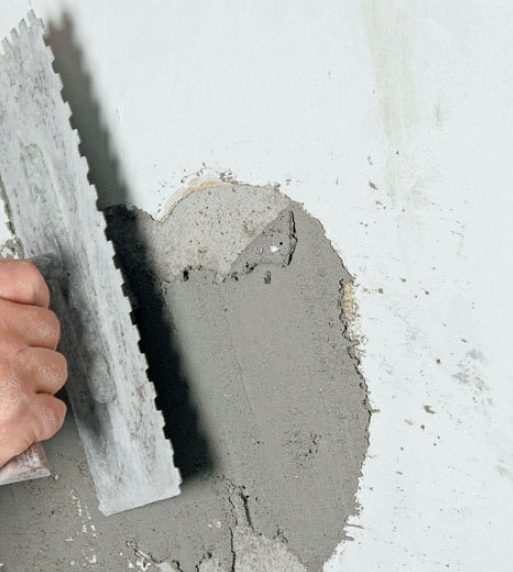 Sprekker i løs puss: Fukt underlaget, og bygg pusslaget opp med en mørtel