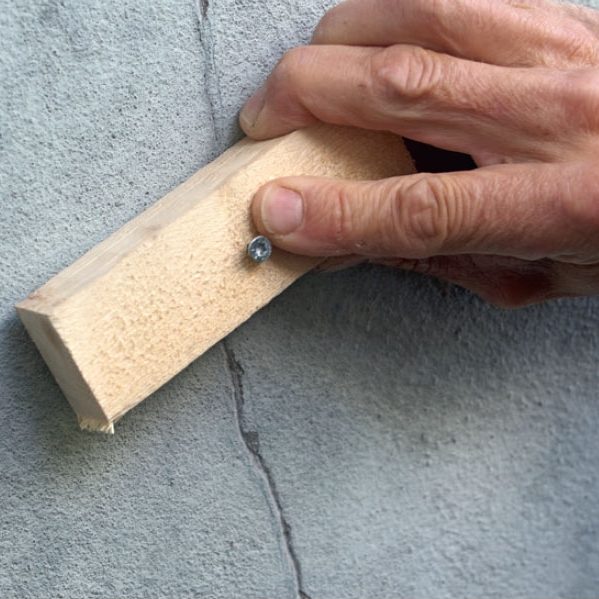 Sprekker i fast utendørs puss: Krafs opp fugen